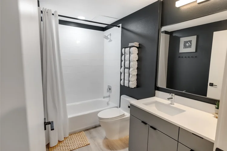 The+Rambler+Inn+King+Bedroom+Suites+4